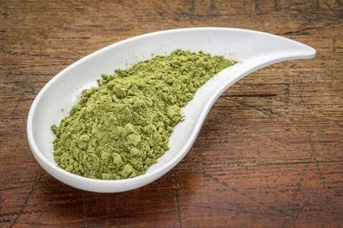  moringa leaf powder moringa leaf powder in a teardrop shaped bowl against... Fotos de archivo