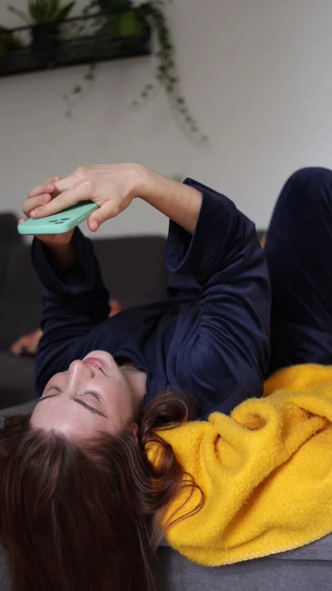 Morning begins with endless scrolling instead of real life Video stock 340086922