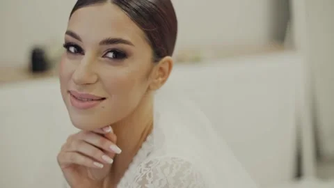 Morning of the bride. Cute brunette bride posing at camera. The girl looks up Vidéo 198252953