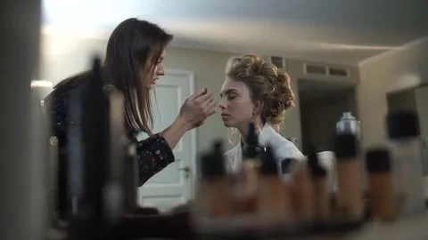 Morning of the bride, make-up work 库存影片 72383938