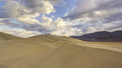Morning Clouds on Eureka Sand Dunes in Death Valley Timelapse Vidéo 242111732