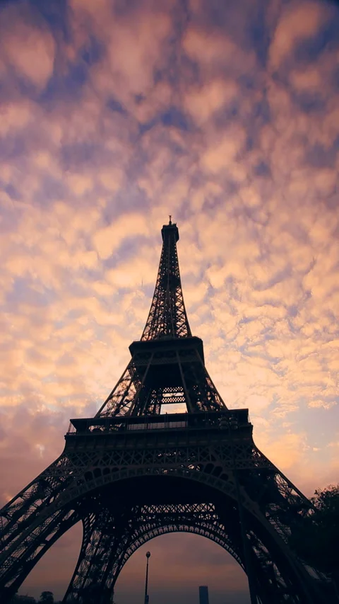 Morning Clouds Over the Eiffel Tower Vídeos de archivo 332450298