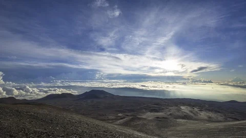 Morning cloudscape timelapse over summit of Mauna Kea landscape. Hawaii USA Vidéo 88690049
