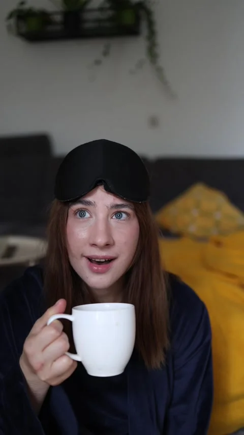 Morning coffee instantly changes her mood and energy Vidéo 340087518