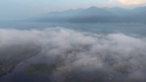Morning mist blankets distant mountains and a serene river Vídeos de archivo 344823623