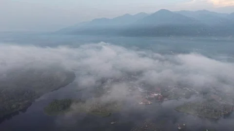 Morning mist blankets distant mountains and a serene river Vídeos de archivo 344899564