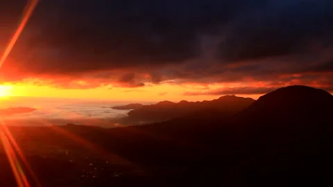 Morning Sun, Rays of Light, Mount Dokko, Mount Fuzan, and the Sea of Clouds 動画素材 330375352