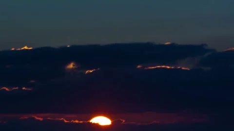 Morning sun rising through the clouds - time lapsed Video stock 34292054