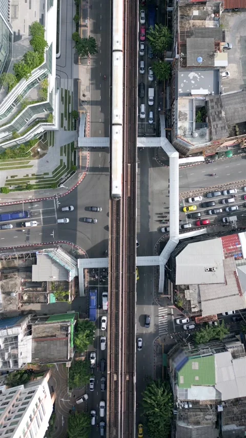 Morning traffic at the intersection with the BTS Skytrain in downtown Bangkok Video stock 288191591