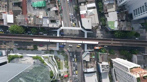 Morning traffic at the intersection with the BTS Skytrain in downtown Bangkok Video stock 288191600