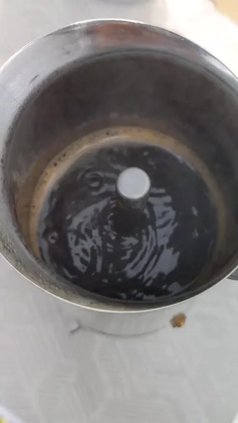 Morning tranquility by the fire, brewing espresso on a rustic stove Vidéo 285077236