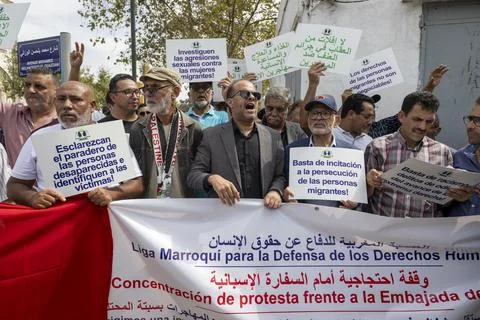 Moroccan activists protest over Ceuta and Melilla crossings in Rabat, Morocco -  Fotos Stock