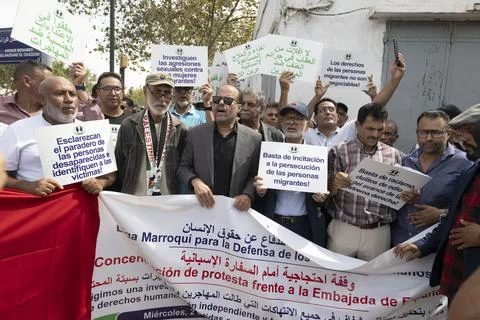 Moroccan activists protest over Ceuta and Melilla crossings in Rabat, Morocco -  Fotos Stock