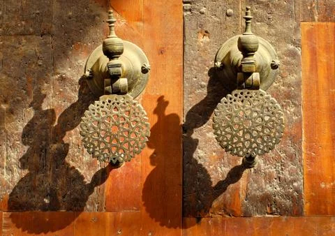 Moroccan decorated bronze door knobs, Morocco Foto stock