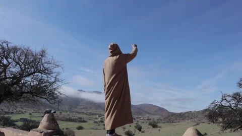 Moroccan Man in Djellaba Overlooking Mountain Landscape Vídeo Stock 332770935