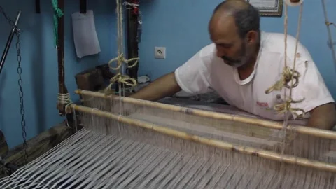 Moroccan Man Makes Rug Vidéo 142173760