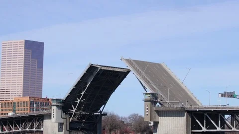 Morrison Bridge being raised up to provide marine traffic clearance in Portland. Stockbeeldmateriaal 126537707