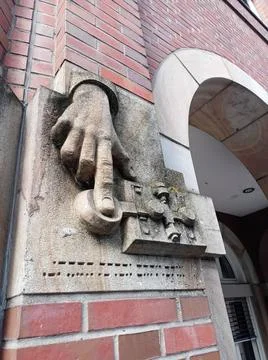  Morsegerät mit Hand eines Funkers: Relief an der Fassade eines ehemaligen.. Stock Photos