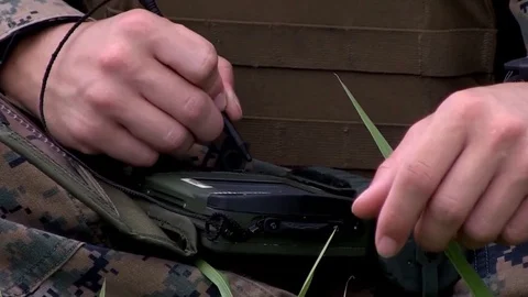 The mortar gunner makes calculations to adjust the firing 库存影片 120832825