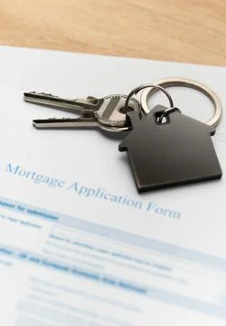 Mortgage application form with house keys for real estate loan Foto stock