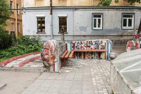 Mosaic bench in the yard. 库存照片