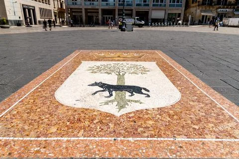 Mosaic emblem with wolf and tree in Lecce square Foto stock