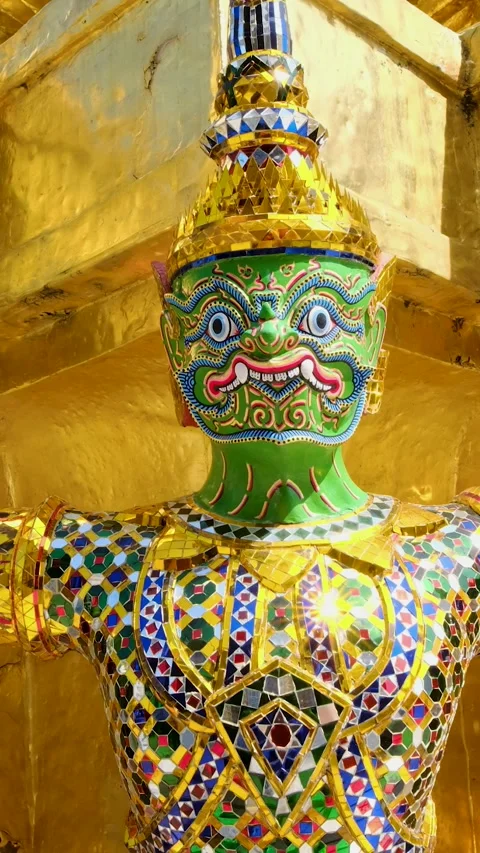 Mosaic guardian statue in the Wat Phra Kaew temple courtyard, Bangkok, Thailand Vídeos de archivo 344908106
