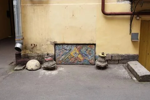 Mosaic window cover in the basement. Foto stock