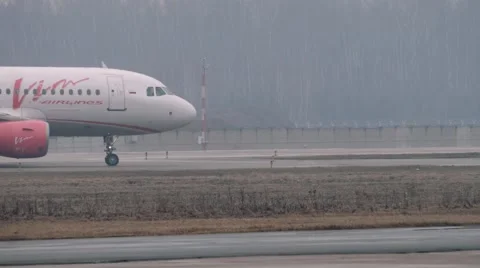 Moscow 2015-05-01 Vim Airlines A320 moving on a taxiway in the airport in a Vidéo 63614656