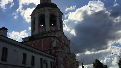 Moscow Danilovsky monastery passing by on the bicycle. 库存影片 157294237