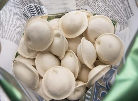 MOSCOW - DEC 20: Opened pack with frozen Russian dumplings or pel'meni Foto stock