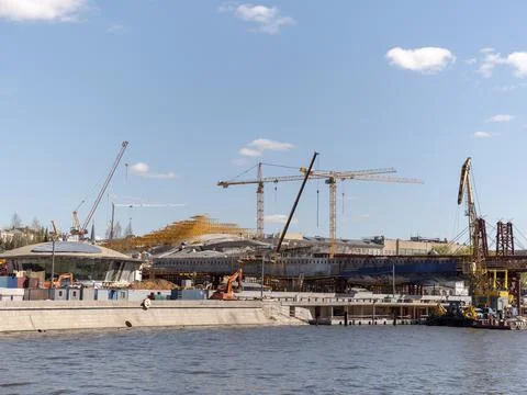 MOSCOW - JULE 25: Fragment of floating bridge Zaryadye Park in Moscow against Stock-Fotos