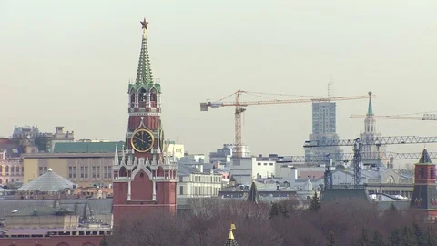 Moscow Kremlin and the construction cranes at foreshortening Stock Footage 75344304