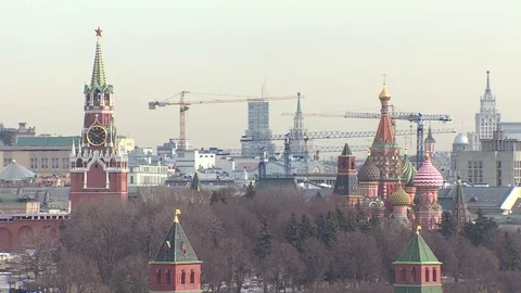 Moscow Kremlin and the construction cranes at foreshortening Stock Footage 75344823