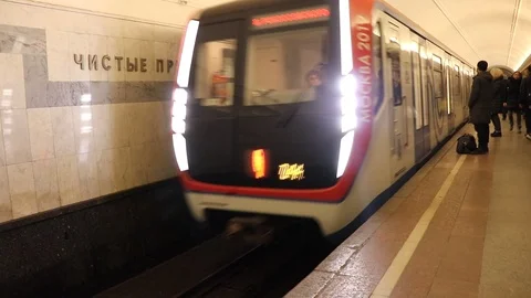 Moscow metro train arrives at Chistye Prudy station Stock Footage 123147053