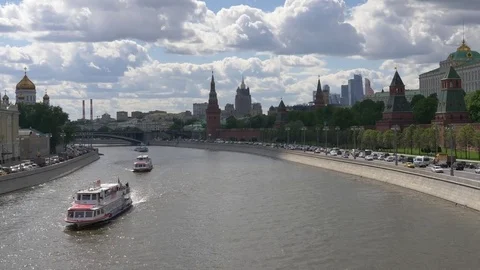 Moscow. The view from the Moskvoretsky bridge to Moscow river and red square 動画素材 76999533