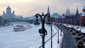 Moscow winter ship on the river breaks ice 2 Vídeos de archivo 86162393