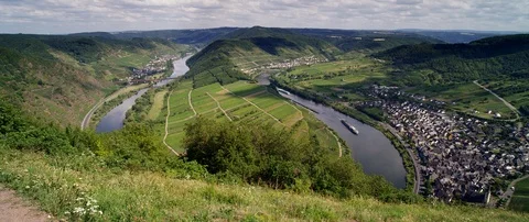 Mosel river lMoselle loop with the romantic village of Bremm in the Moselle v Stock Footage 122288005