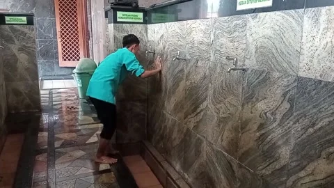 A moslem is doing ablution in the mosque Stock Footage 157012955