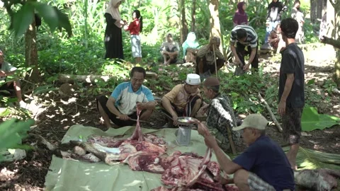 Mosque administrators are distributing beef, cut the meat into small portions Vídeo Stock 277896290