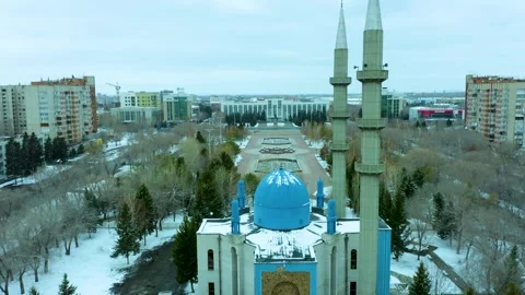 Mosque building on the background of the city and the park in winter, a beautifu 스톡 동영상 240530941