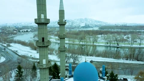 Mosque building on the background of the city and the park in winter, a beautifu Stock Footage 240530973