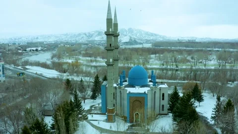 Mosque building on the background of the city and the park in winter, a beautifu Video stock 240531003
