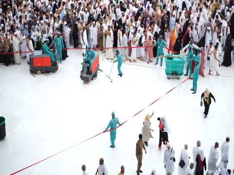 Mosque of Haram crew cleaning the mosque Stock Footage 110087237