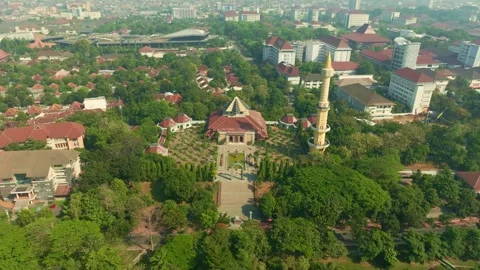 Mosque minaret visible across hazy panoramic Yogyakarta cityscape Vidéo 342581992