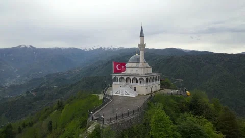 Mosque on the Mountaintop and Waving Turkish Flag Vídeo Stock 333450826