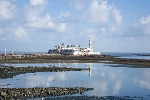 A mosque by the ocean Stock-Fotos