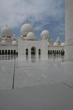 Mosque Reflection in Blue Sky Abu Dhabi United Arab Emirates 스톡 사진