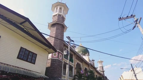 Mosque tower and couple in chiang rai northern thailand 库存影片 341698865