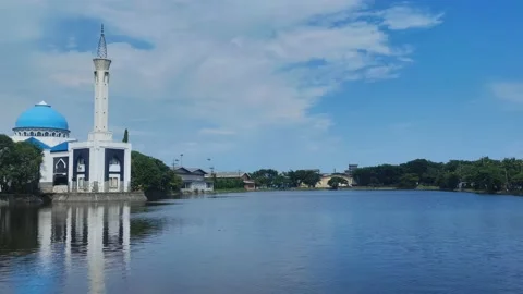 The mosque with a view around the wide lake looks beautiful 4K 30FPS Stock Footage 168913624